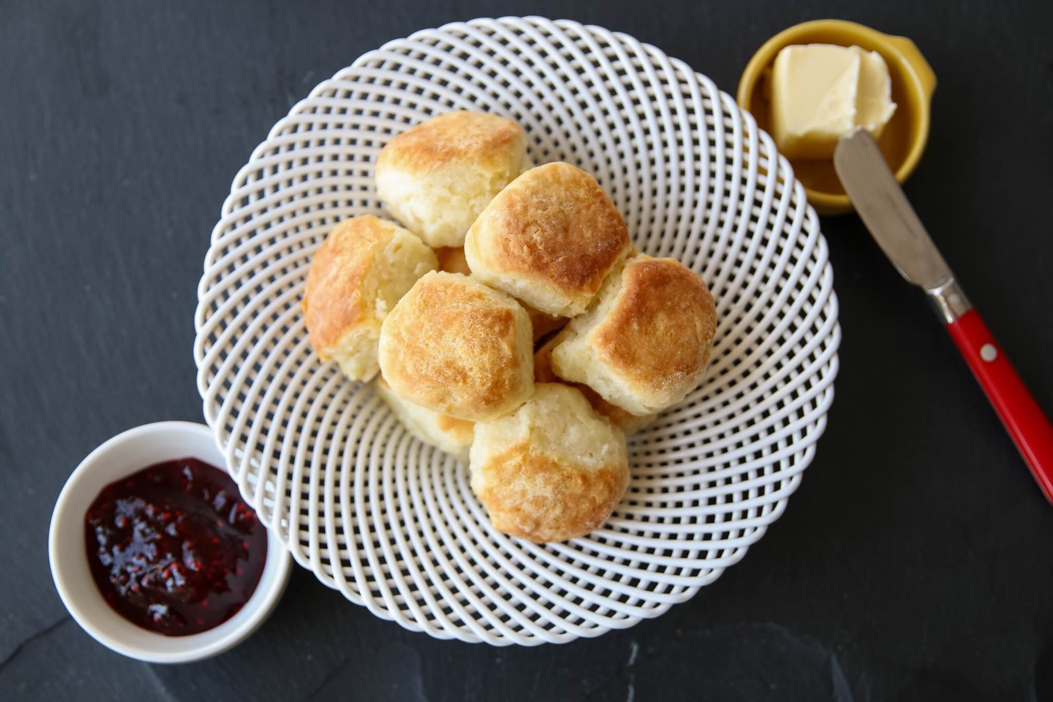 air-fryer-buttermilk-biscuits-recipe